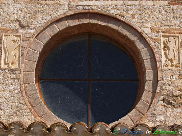 15-P8269853+.jpg - 15-P8269853+.jpg - Particolare della facciata dell'abbazia di "S. Maria di Propezzano" (VIII-IX-XIII-XIV sec.).